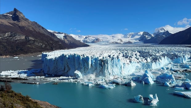 Vacationers see a large snow ruin from Argentina’s glacier