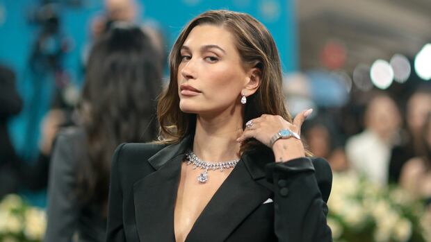 Hailey Bieber sells good looks in $ 1B deal Elf good looks to make-up emblem street