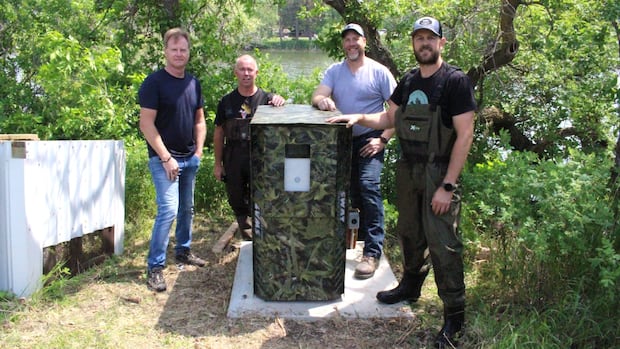 The pilot project uses nanbal technique for the fight for algae blooms in Manitoba Lake The pilot project uses nanbal technique for the fight for algae blooms in Manitoba Lake