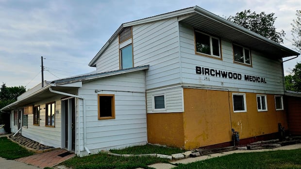 Winnipeg family doctor accused of losing, mismanaging medical files in ‘pig pen’ clinic Winnipeg family doctor accused of losing, mismanaging medical files in ‘pig pen’ clinic